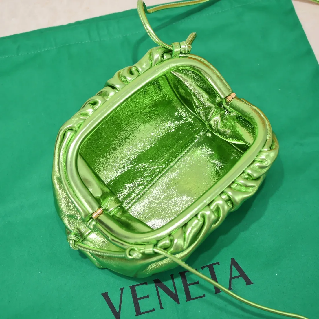 B's new product is online. The most popular cloud crossbody bag has new samples! If you think the original look is ordinary, then you will definitely like this one😍 The leaf-green slightly wrinkled bright metal and the often woven appearance present a classic work with a cool high-end feel. The look is already super cool when you pick it up. You must have the most special color. Size: 22x12x7, model: 6671#